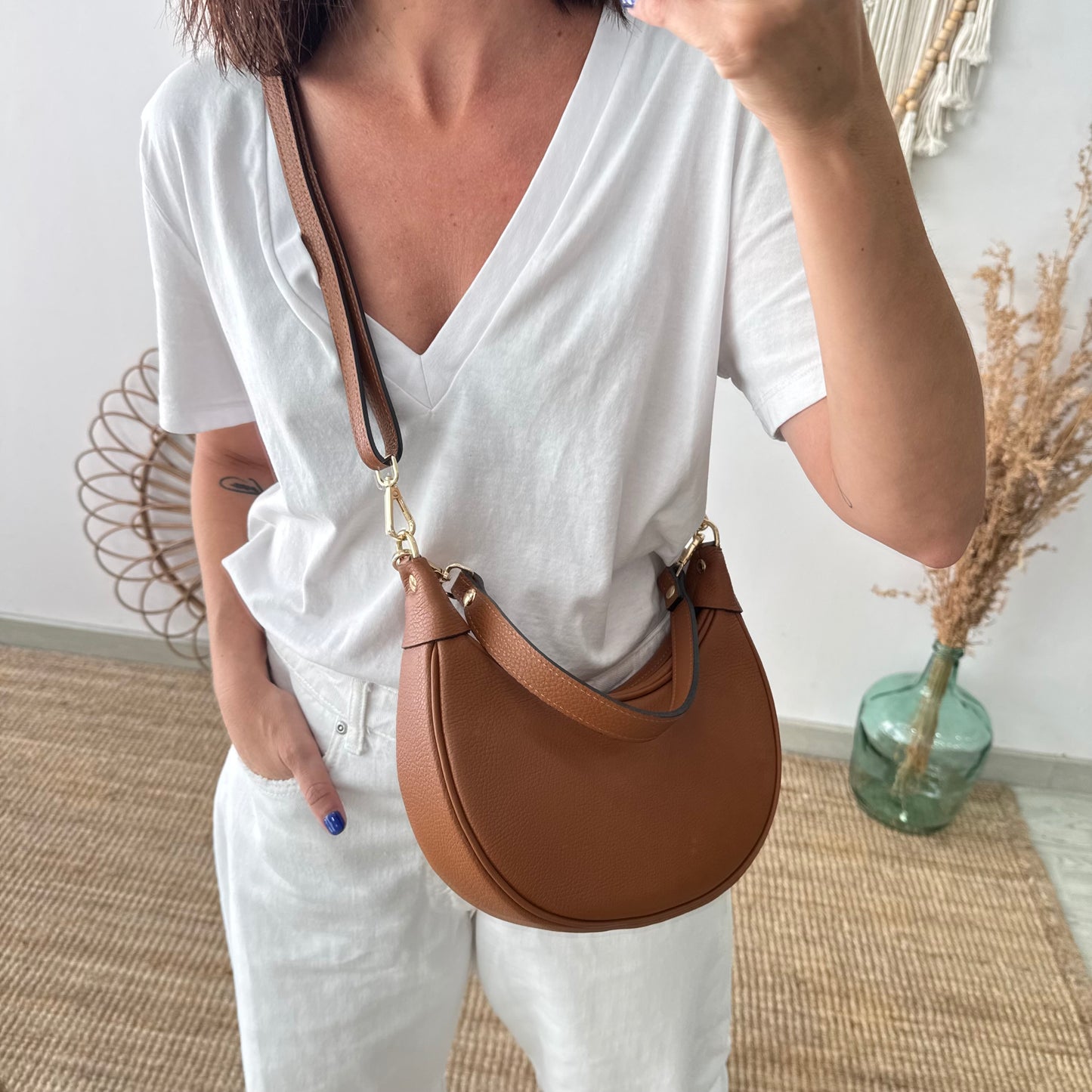 Bolso media luna piel camel iniciales bordadas