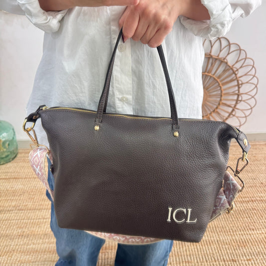 Bolso piel marrón iniciales bordadas
