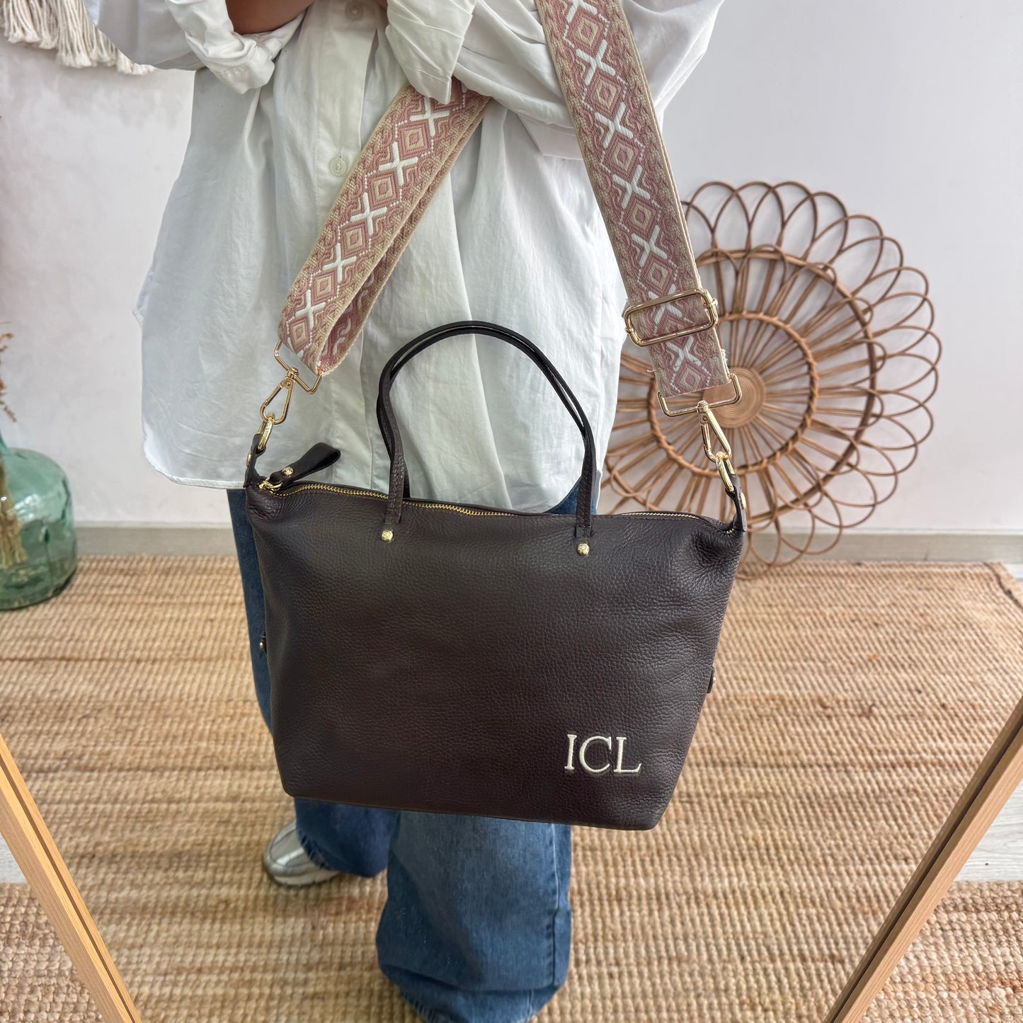 Bolso piel marrón iniciales bordadas