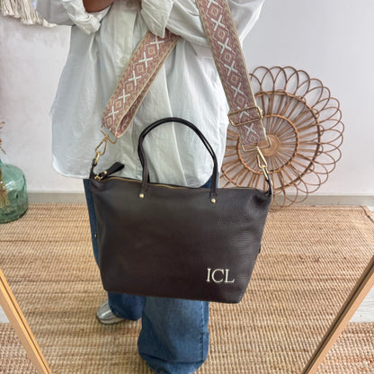 Bolso piel marrón iniciales bordadas
