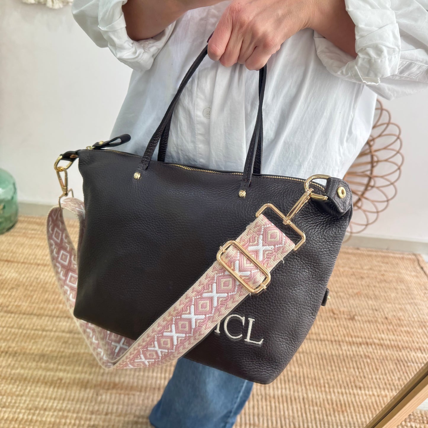 Bolso piel marrón iniciales bordadas