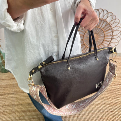 Bolso piel marrón iniciales bordadas