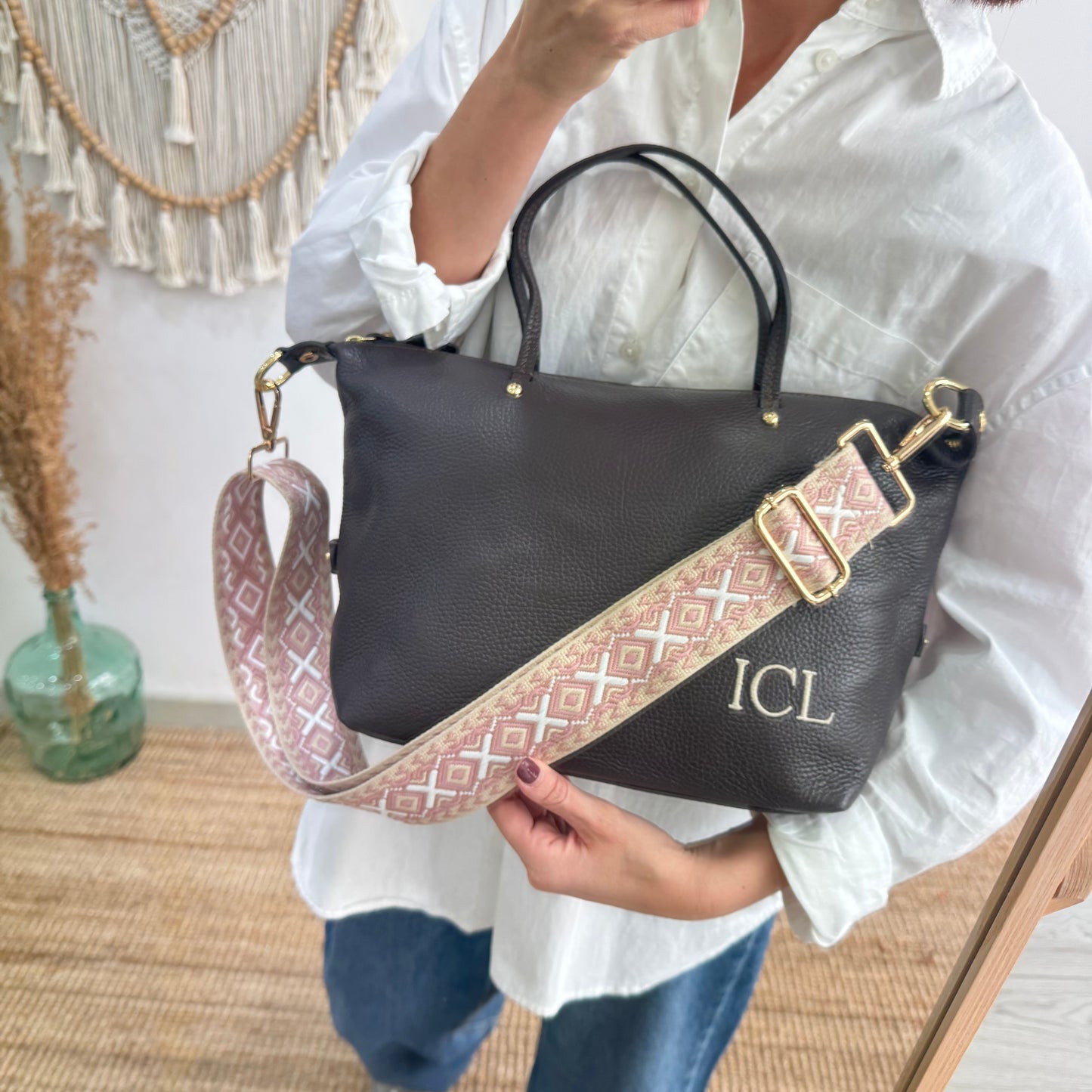 Bolso piel marrón iniciales bordadas