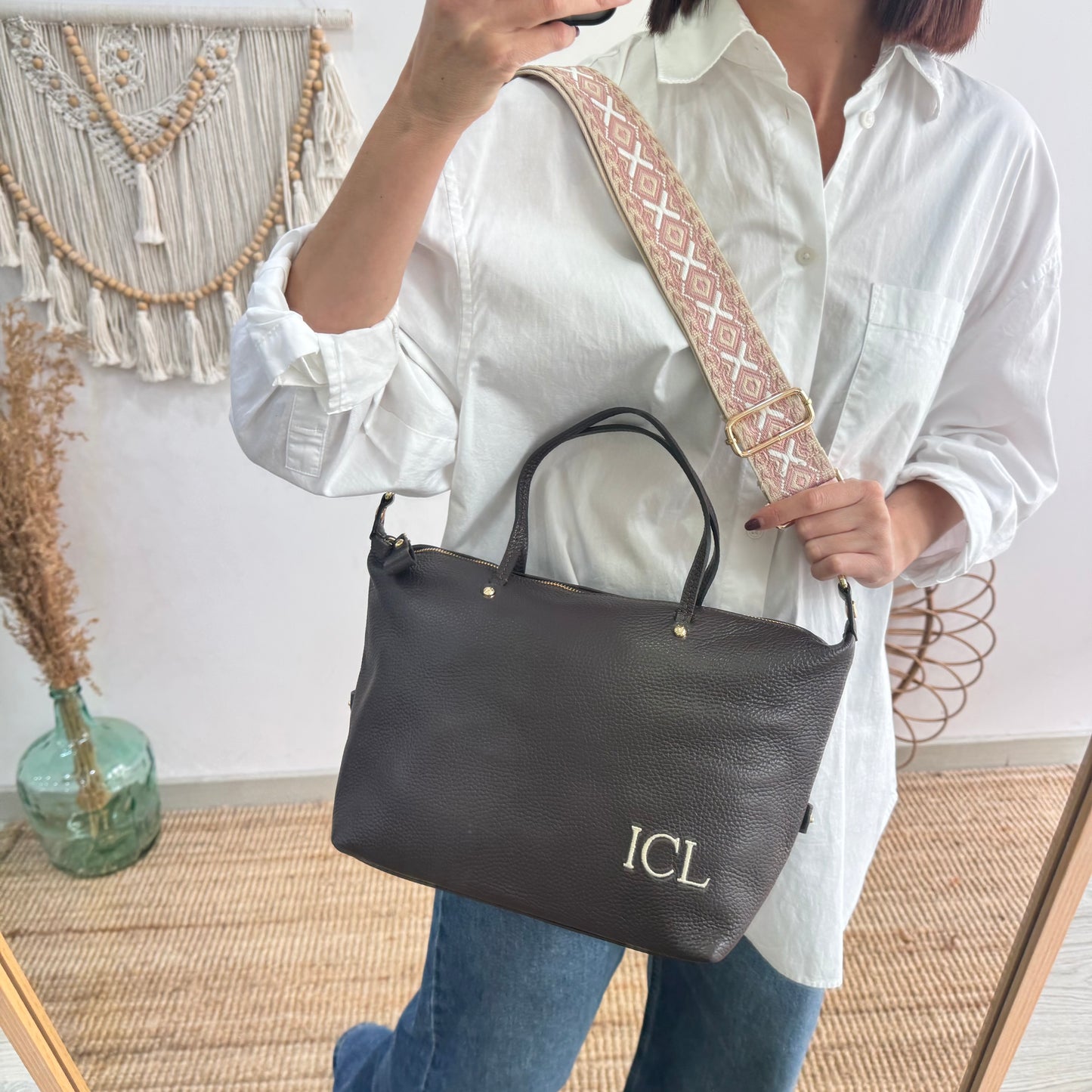 Bolso piel marrón iniciales bordadas