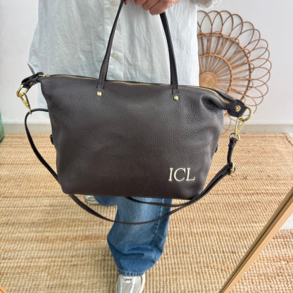 Bolso piel marrón iniciales bordadas