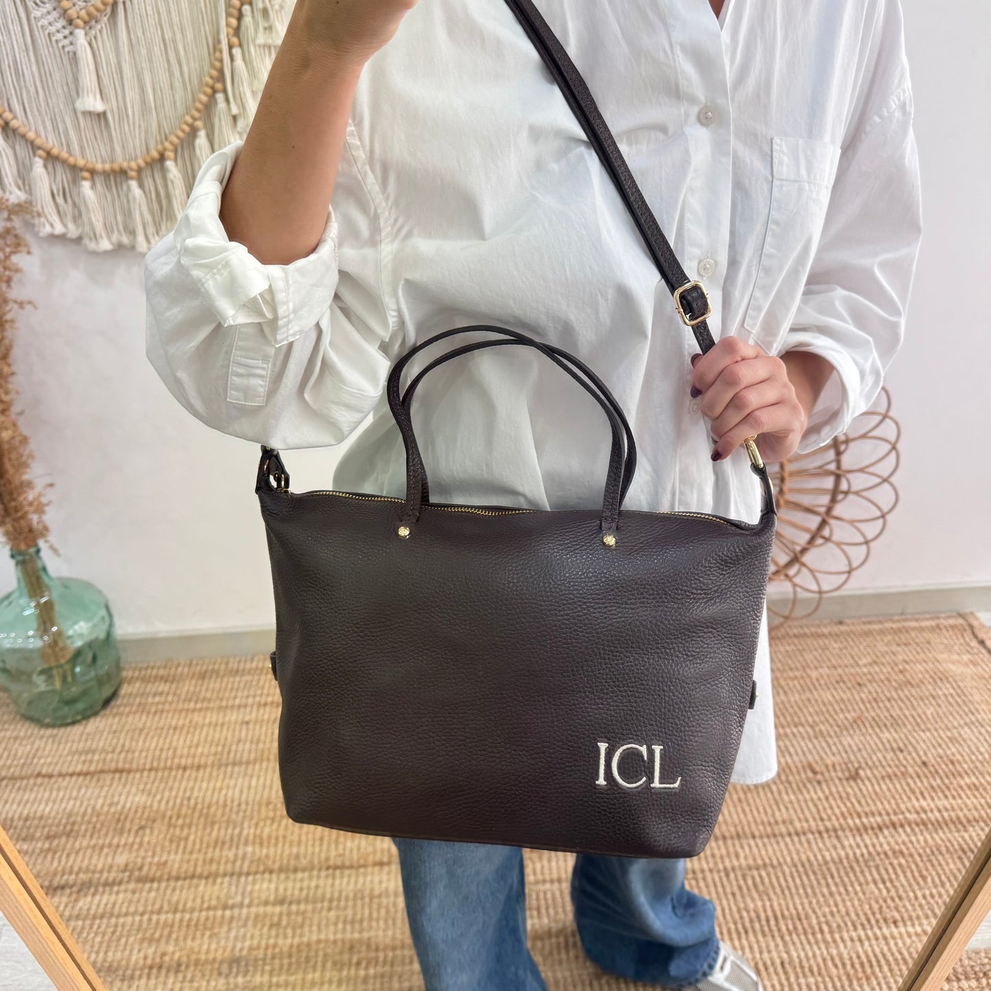 Bolso piel marrón iniciales bordadas