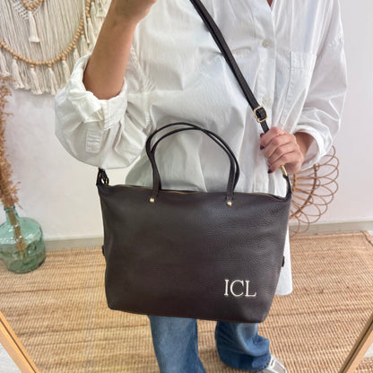 Bolso piel marrón iniciales bordadas