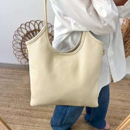 Bolso tote piel asas largas beige iniciales bordadas