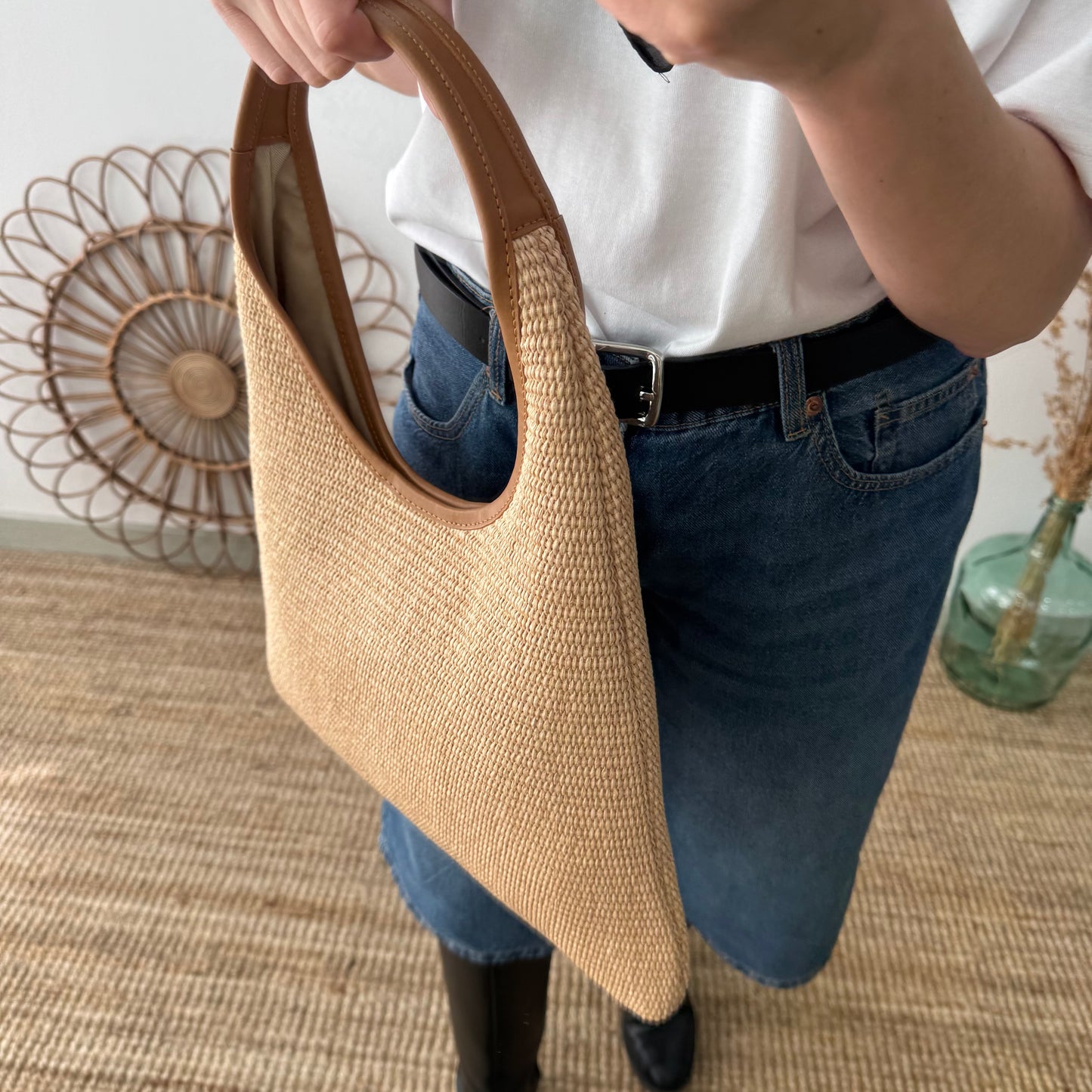 Bolso hobo combinado piel y rafia camel