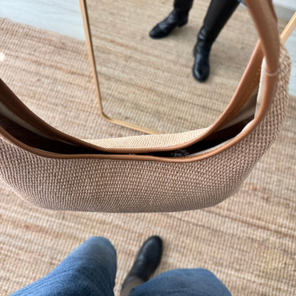 Bolso hobo combinado piel y rafia camel