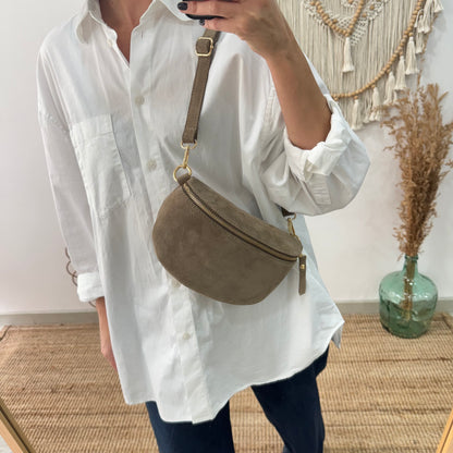 Riñonera/bandolera serraje taupe herrajes dorados iniciales bordadas