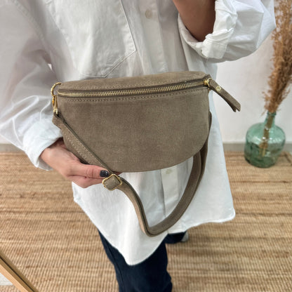 Riñonera/bandolera serraje taupe herrajes dorados iniciales bordadas