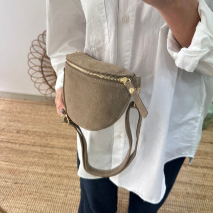 Riñonera/bandolera serraje taupe herrajes dorados iniciales bordadas