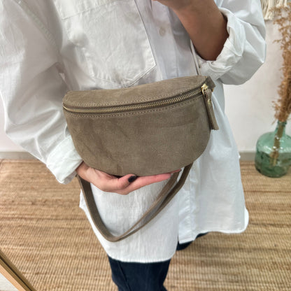 Riñonera/bandolera serraje taupe herrajes dorados iniciales bordadas