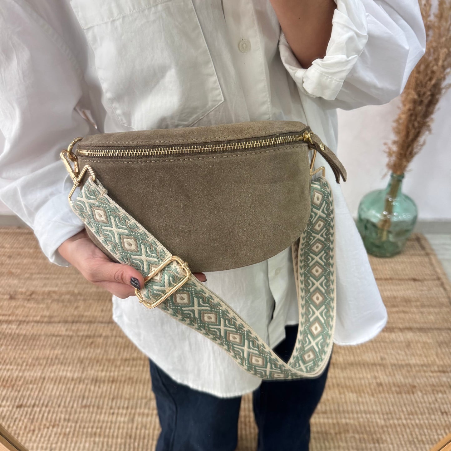 Riñonera/bandolera serraje taupe herrajes dorados iniciales bordadas