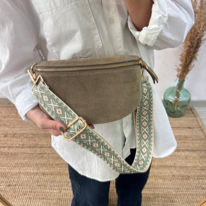 Riñonera/bandolera serraje taupe herrajes dorados iniciales bordadas