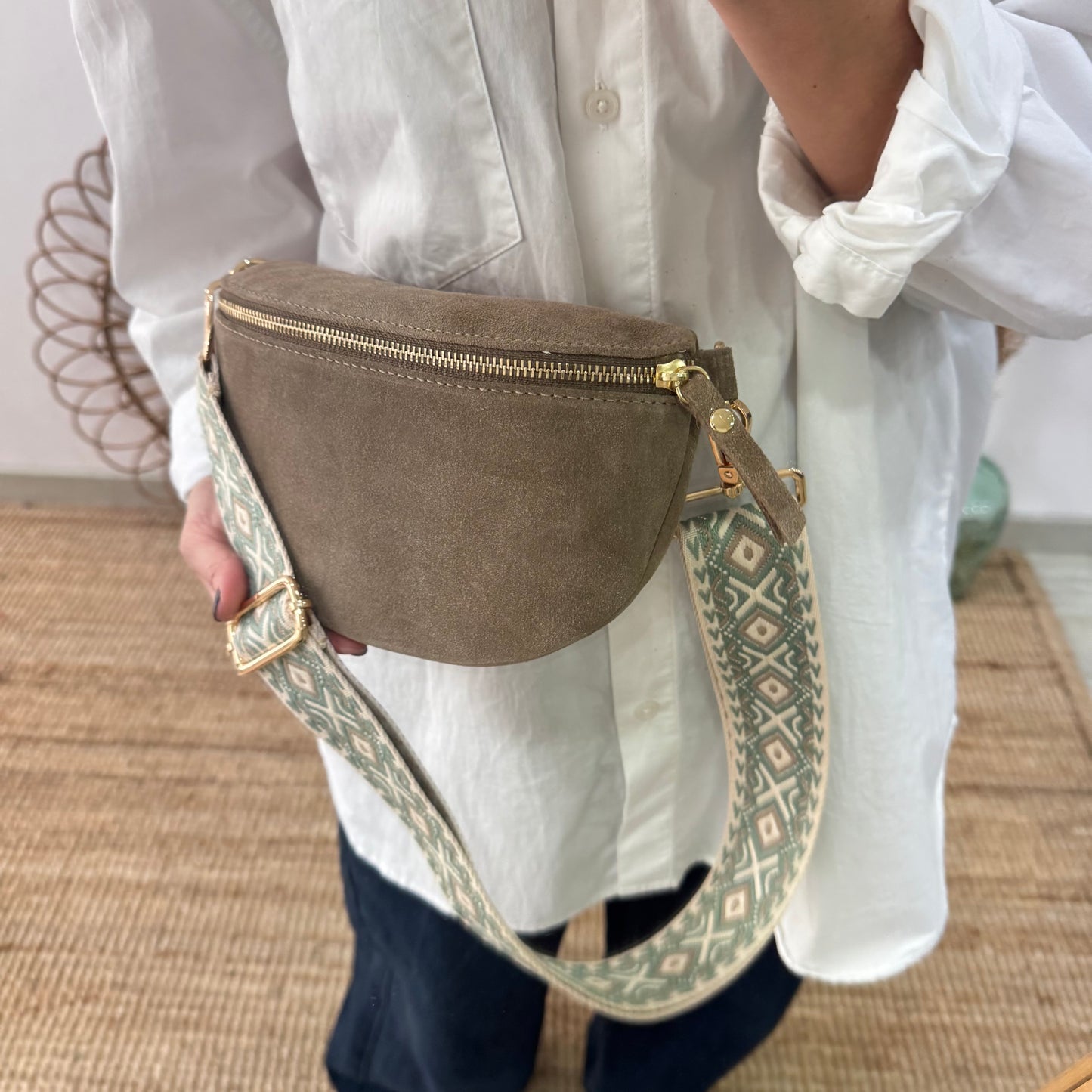 Riñonera/bandolera serraje taupe herrajes dorados iniciales bordadas