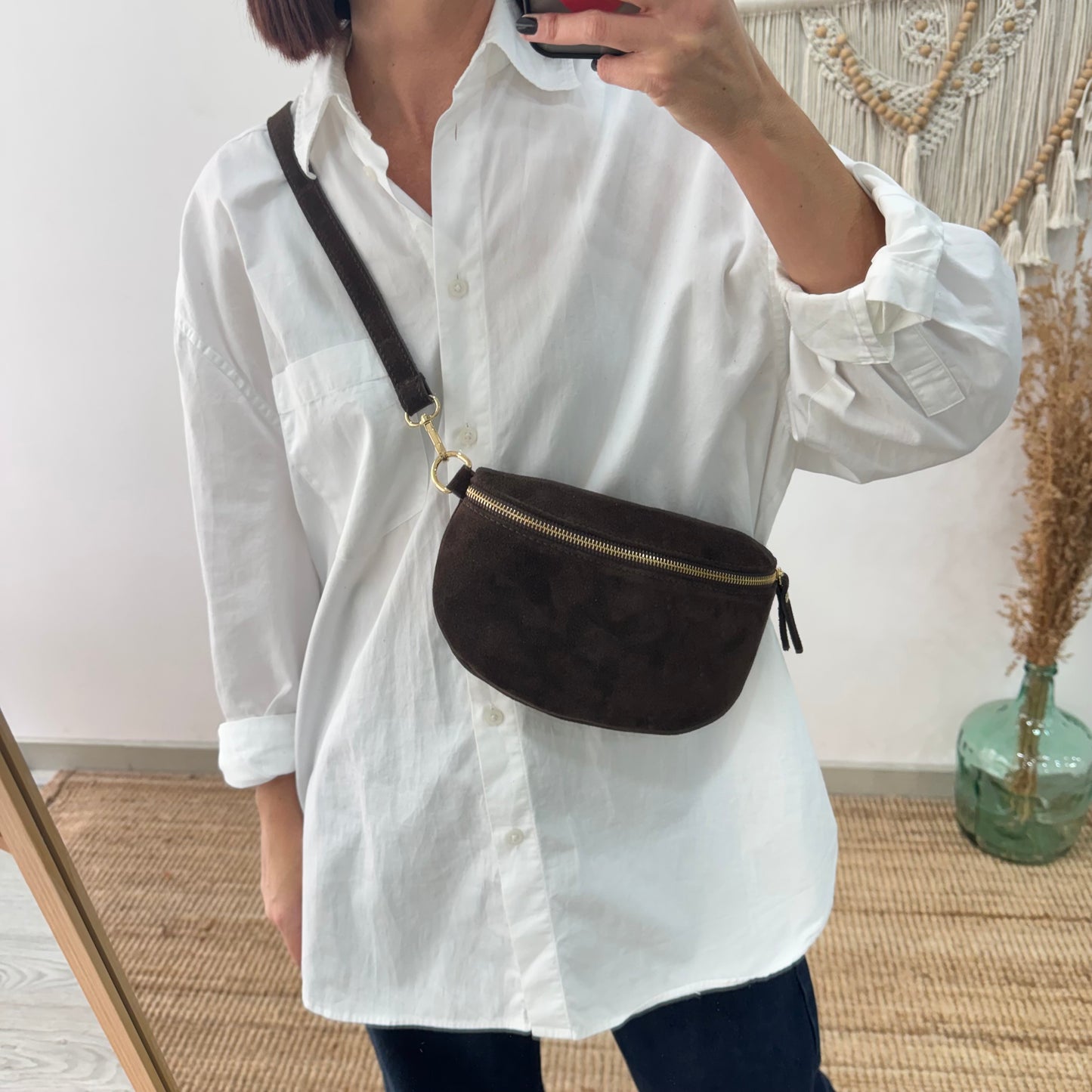 Riñonera/bandolera serraje marrón herrajes dorados iniciales bordadas