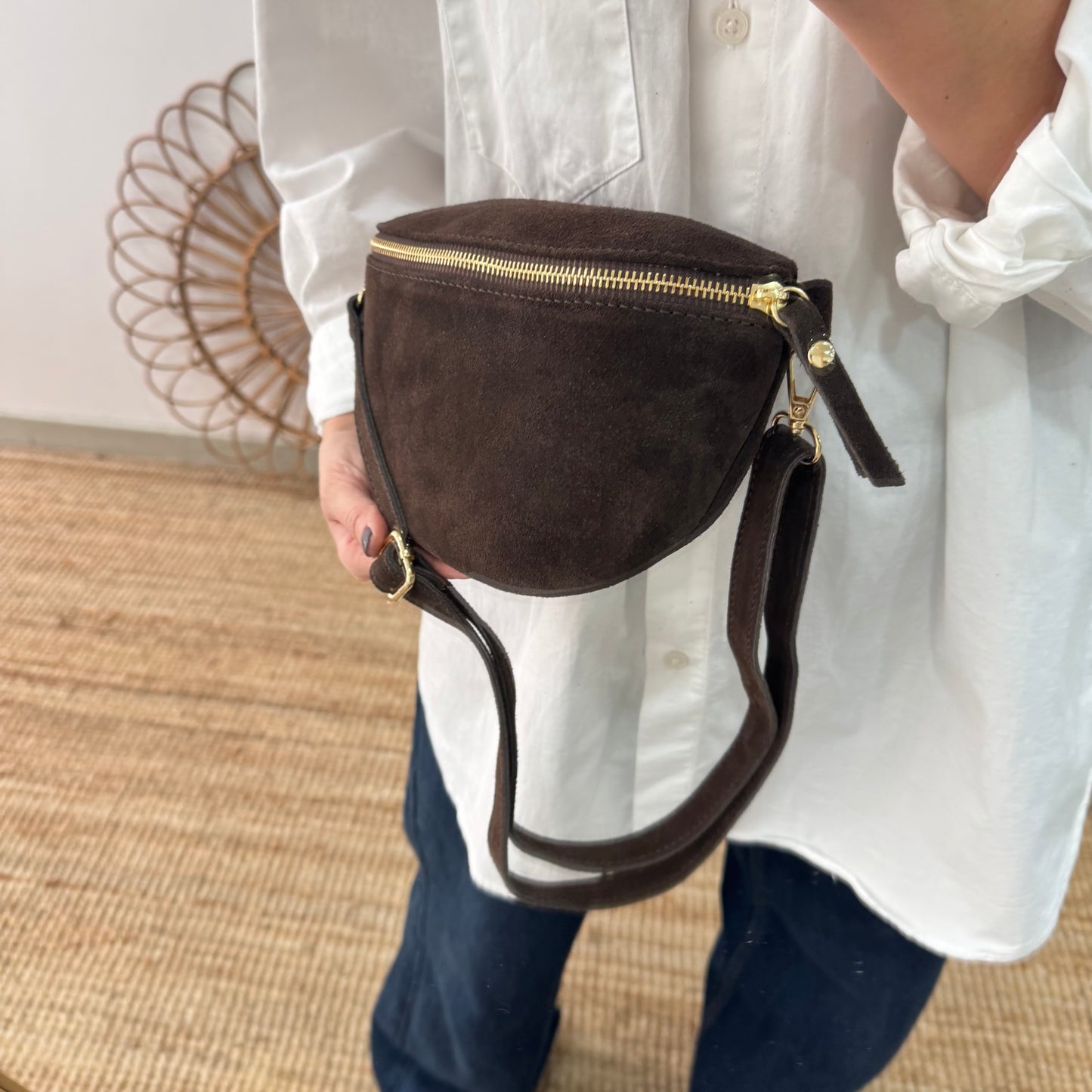 Riñonera/bandolera serraje marrón herrajes dorados iniciales bordadas