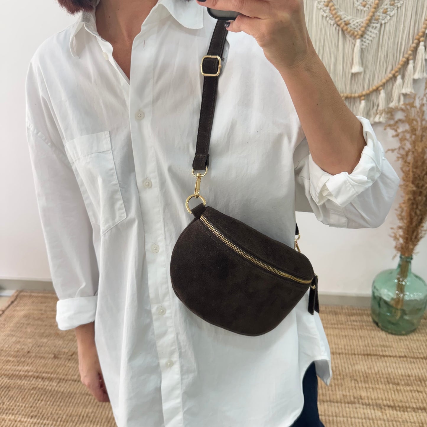 Riñonera/bandolera serraje marrón herrajes dorados iniciales bordadas