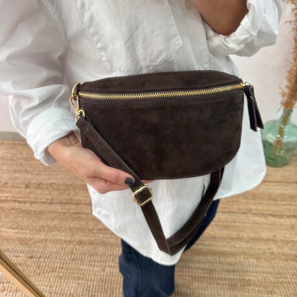 Riñonera/bandolera serraje marrón herrajes dorados iniciales bordadas