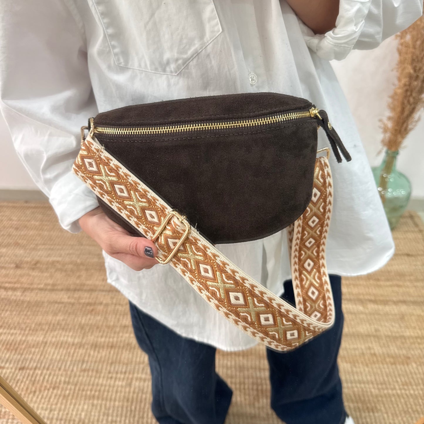 Riñonera/bandolera serraje marrón herrajes dorados iniciales bordadas