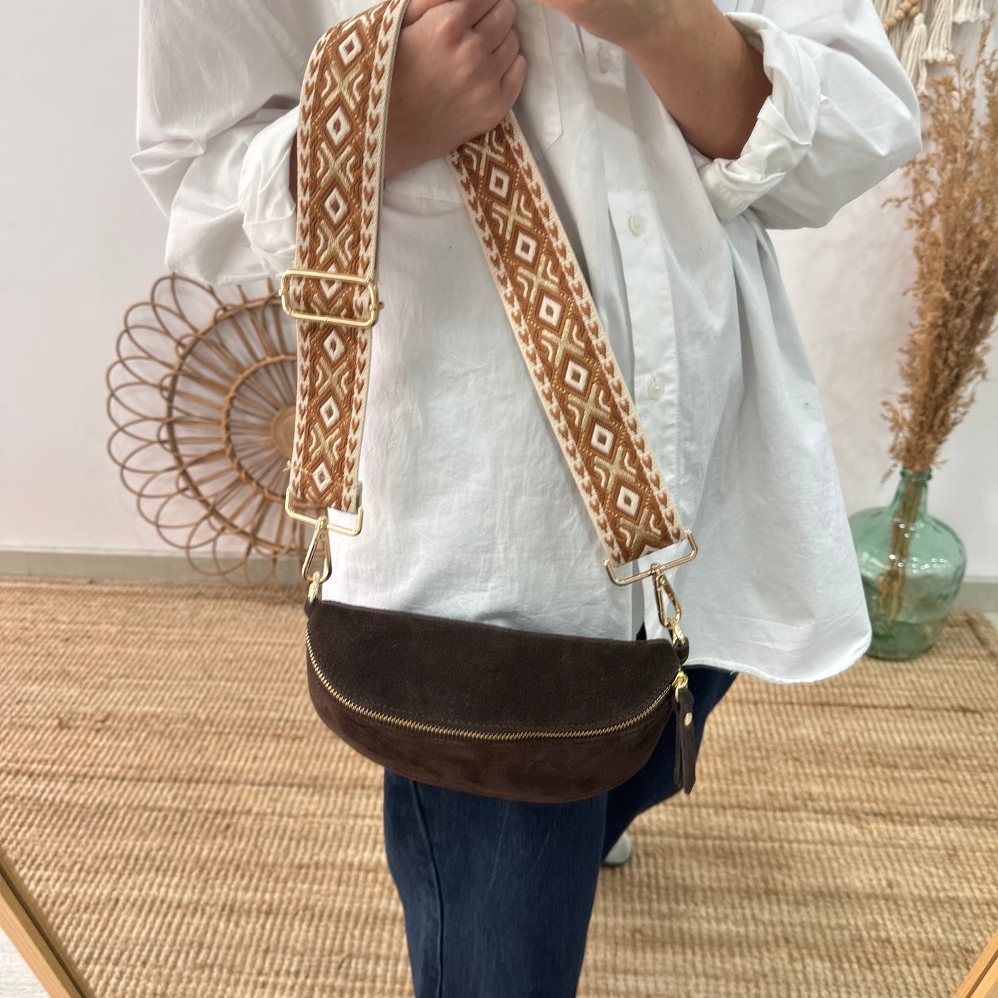 Riñonera/bandolera serraje marrón herrajes dorados iniciales bordadas