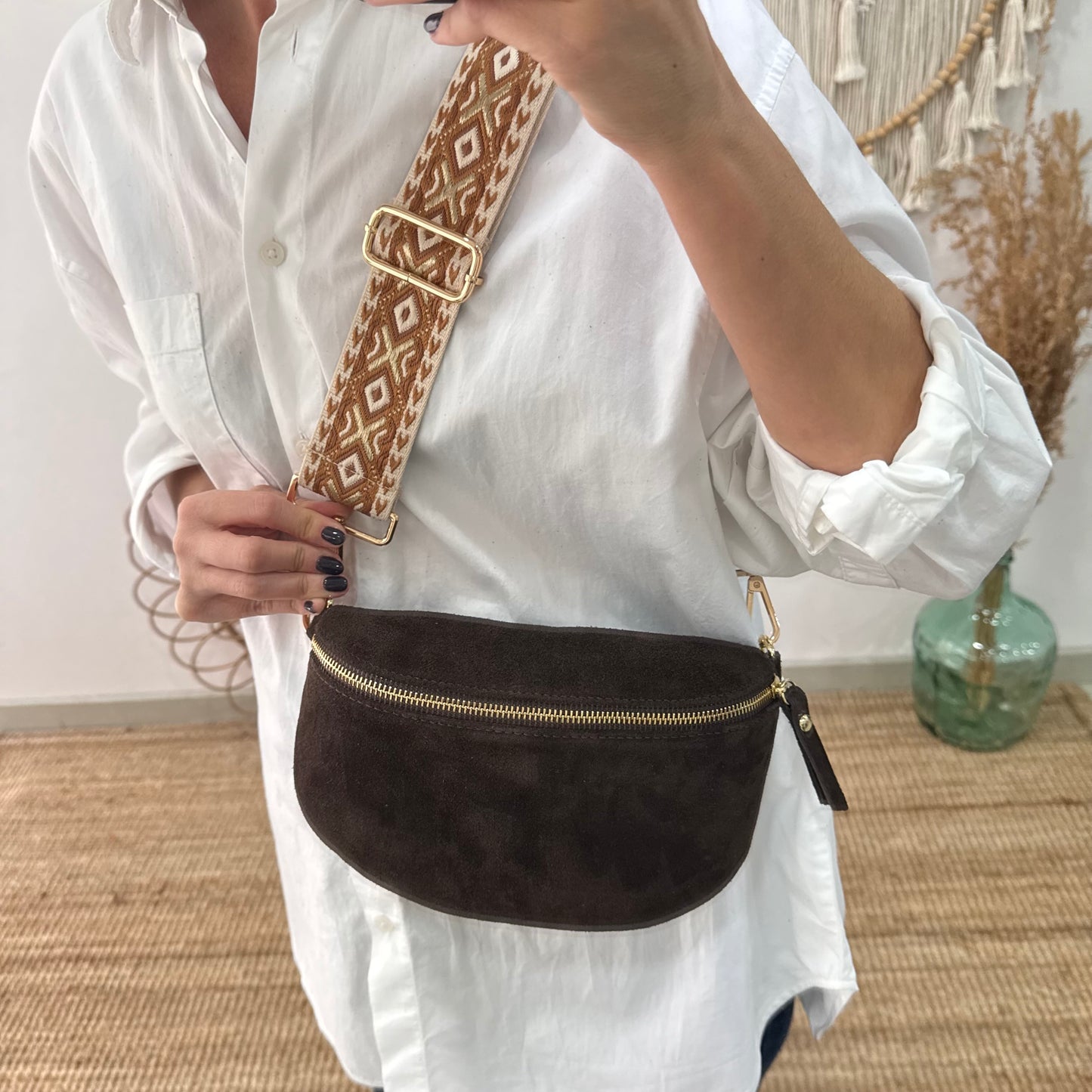 Riñonera/bandolera serraje marrón herrajes dorados iniciales bordadas