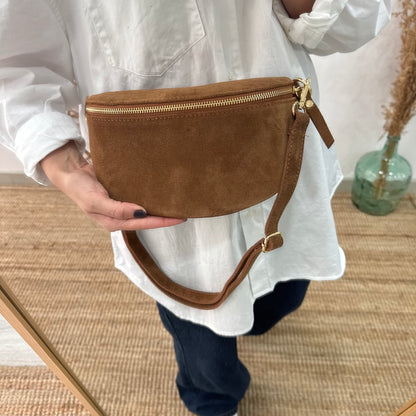 Riñonera/bandolera serraje camel herrajes dorados iniciales bordadas