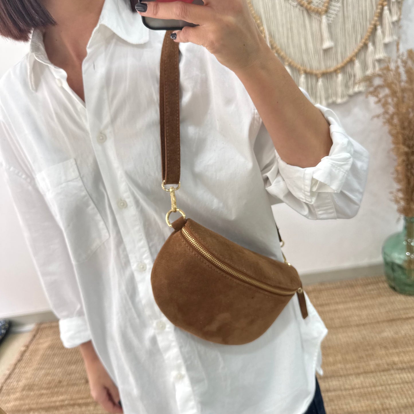 Riñonera/bandolera serraje camel herrajes dorados iniciales bordadas