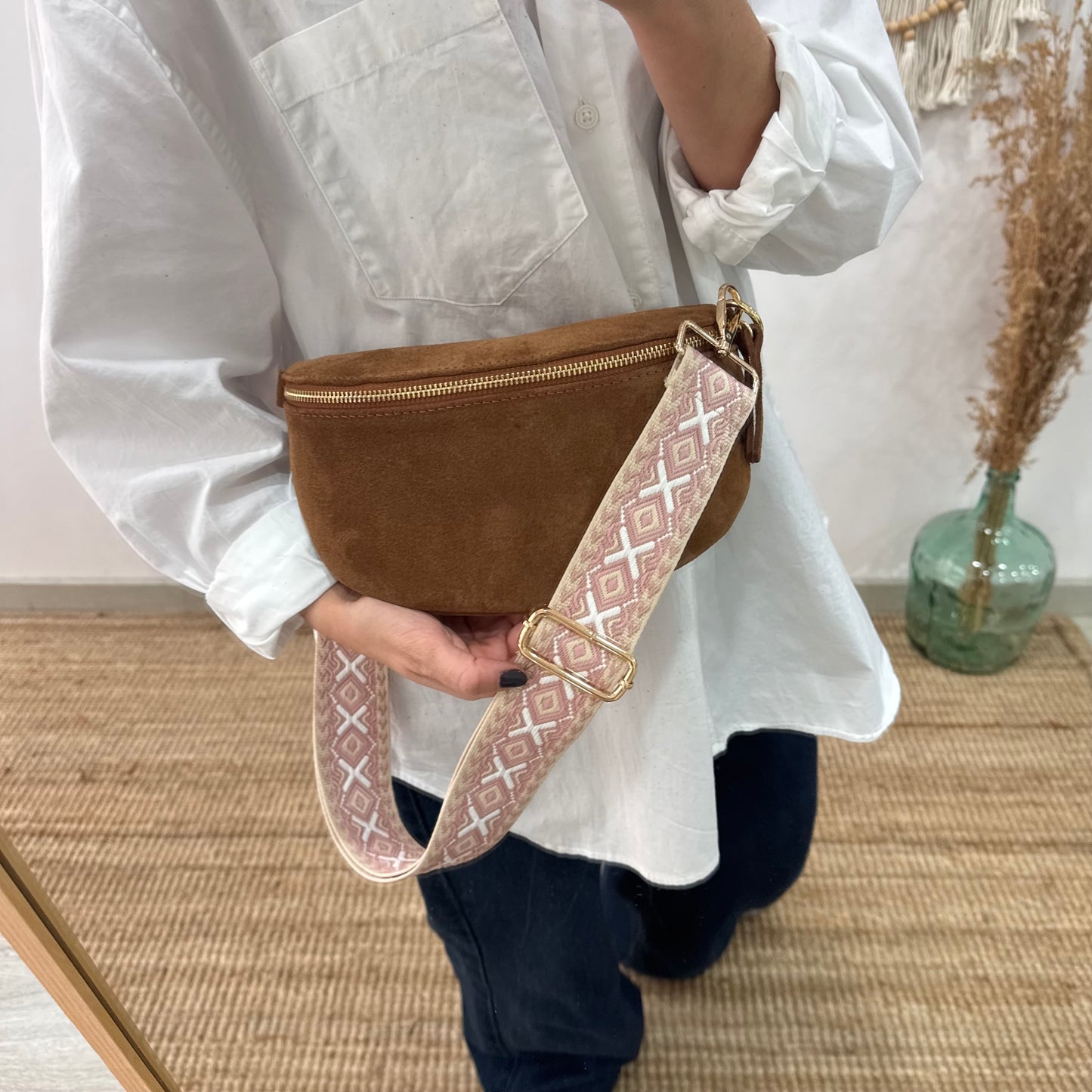 Riñonera/bandolera serraje camel herrajes dorados iniciales bordadas