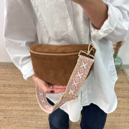 Riñonera/bandolera serraje camel herrajes dorados iniciales bordadas