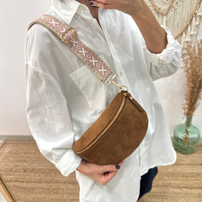 Riñonera/bandolera serraje camel herrajes dorados iniciales bordadas