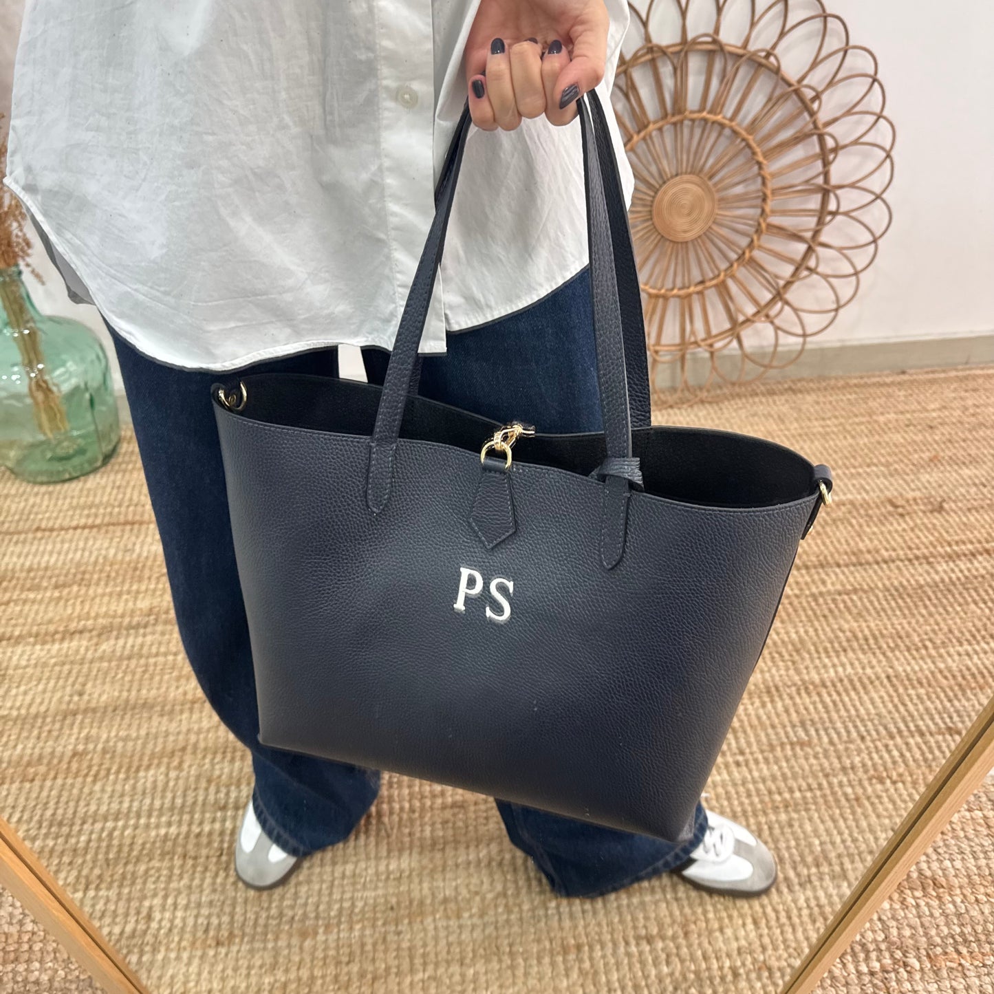 Bolso shopper piel marino cierre iniciales bordadas