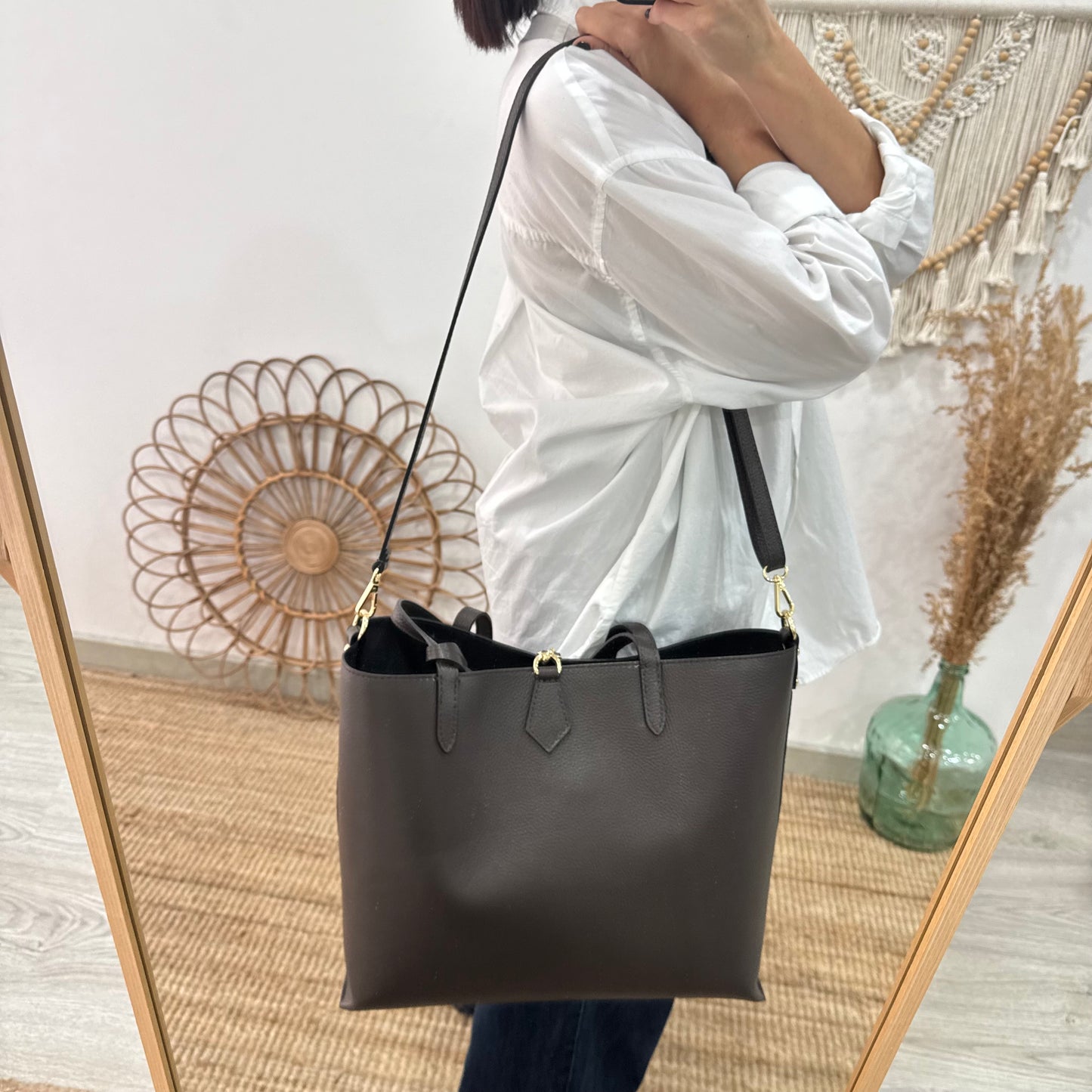 Bolso shopper piel marron cierre iniciales bordadas