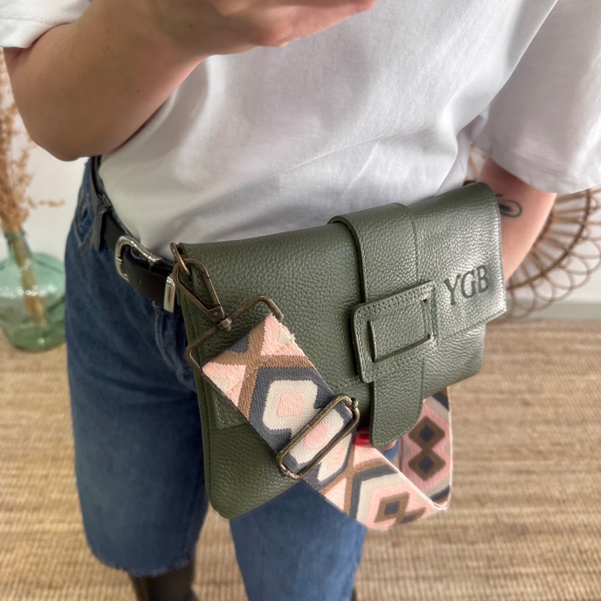 Bolso piel bandolera caqui solapa personalizado iniciales bordadas - Bubbleshopbcn