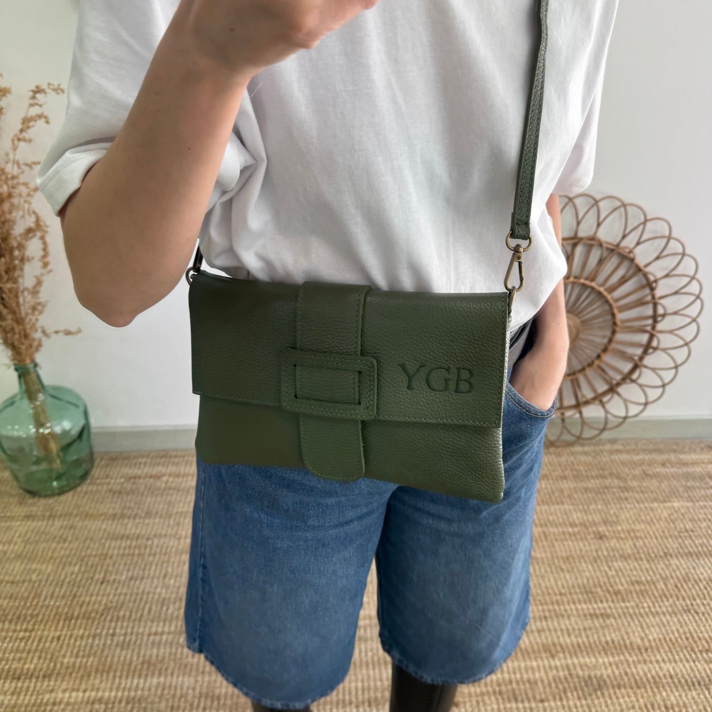 Bolso piel bandolera caqui solapa personalizado iniciales bordadas - Bubbleshopbcn