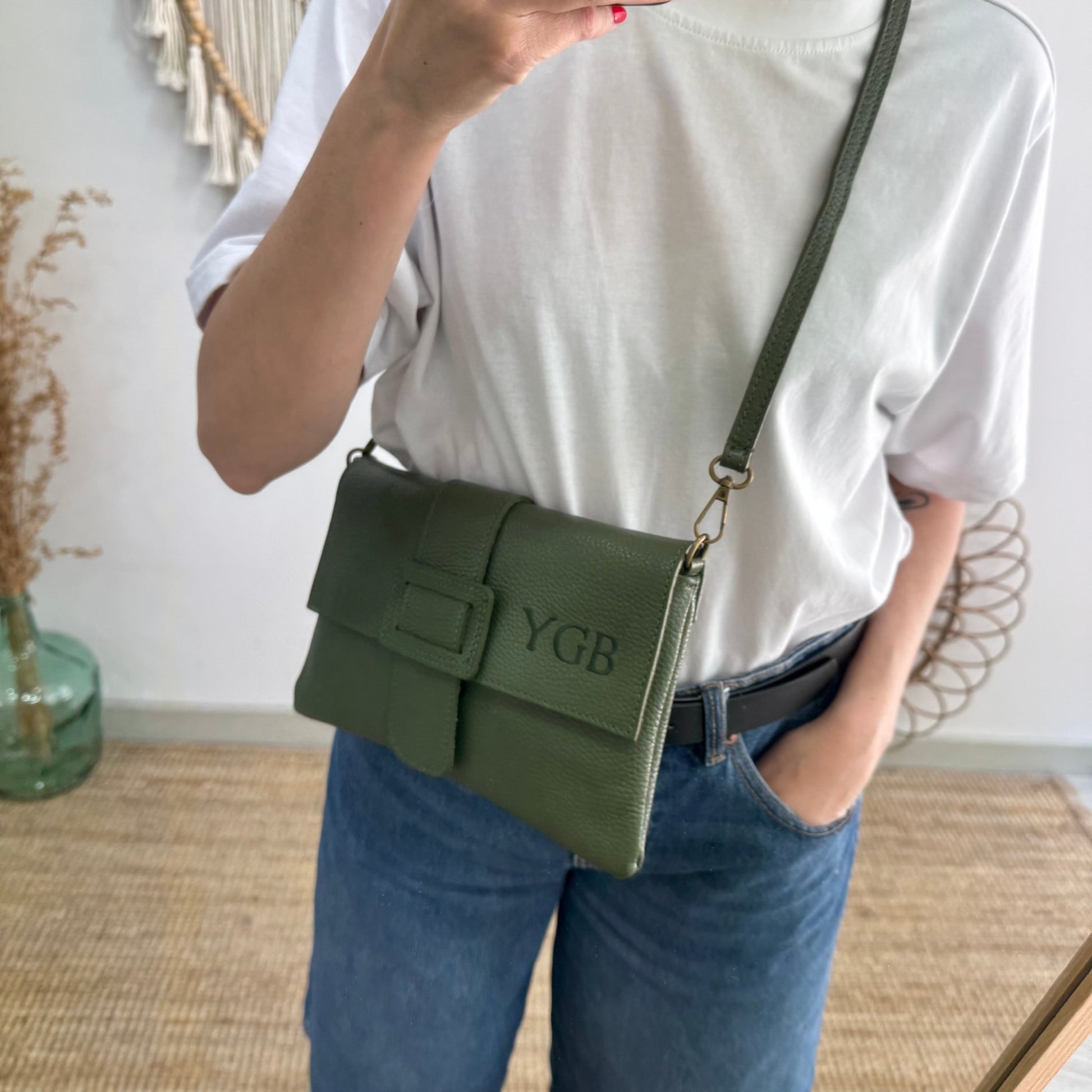 Bolso piel bandolera caqui solapa personalizado iniciales bordadas - Bubbleshopbcn