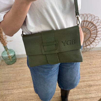 Bolso piel bandolera caqui solapa personalizado iniciales bordadas - Bubbleshopbcn