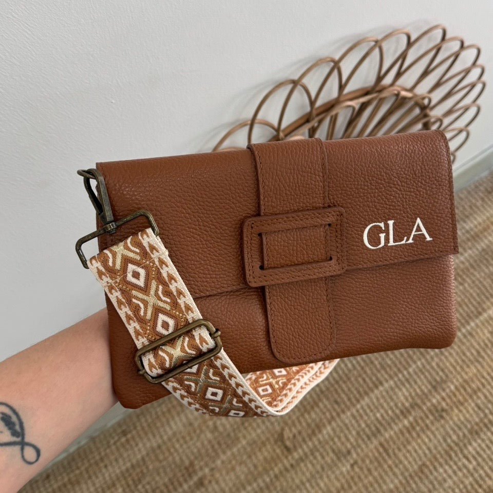 Bolso piel bandolera camel solapa personalizado iniciales bordadas - Bubbleshopbcn
