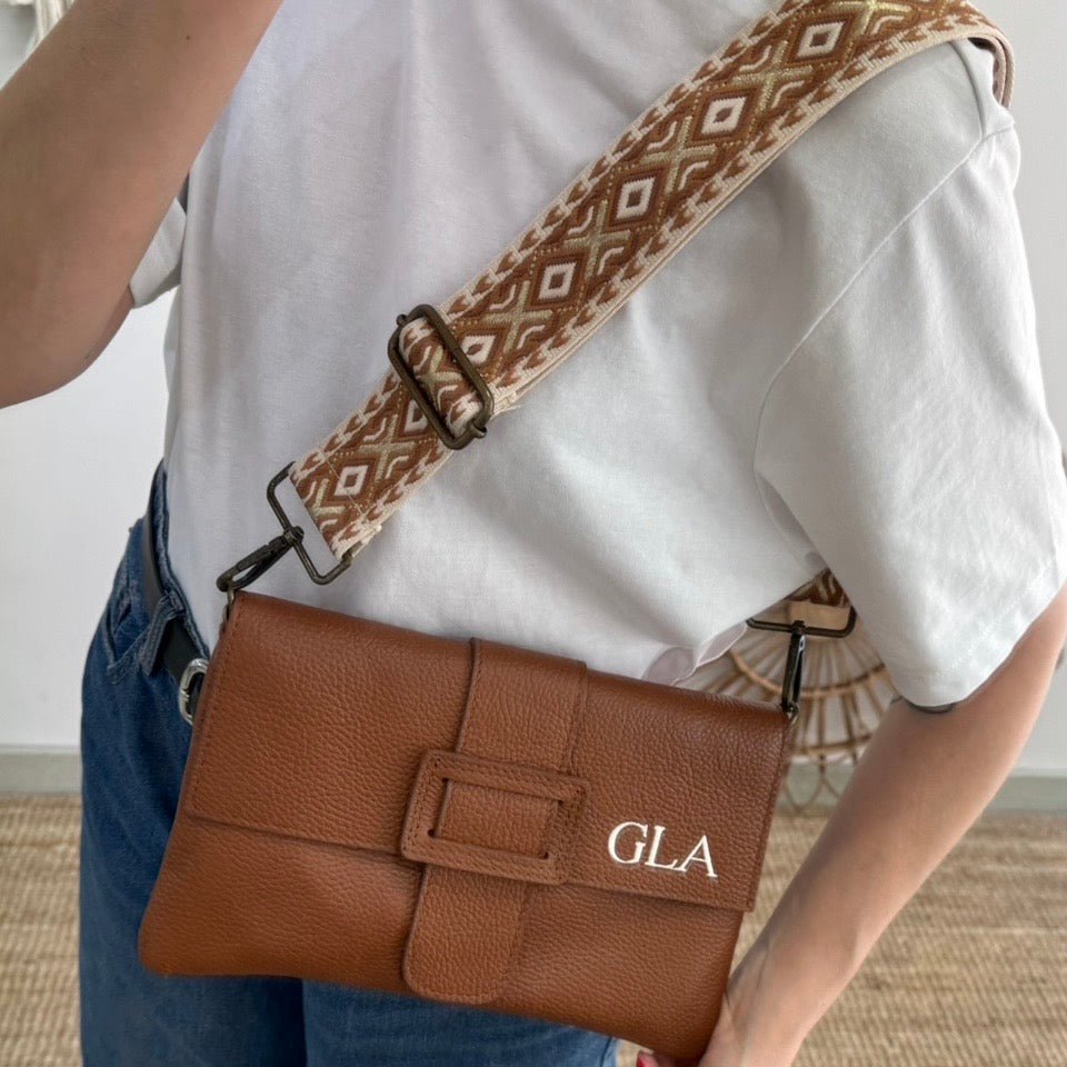 Bolso piel bandolera camel solapa personalizado iniciales bordadas - Bubbleshopbcn