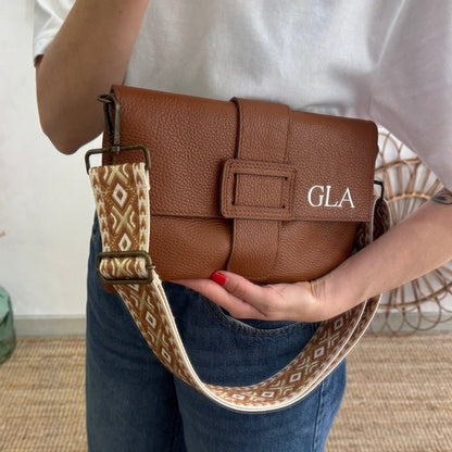 Bolso piel bandolera camel solapa personalizado iniciales bordadas - Bubbleshopbcn