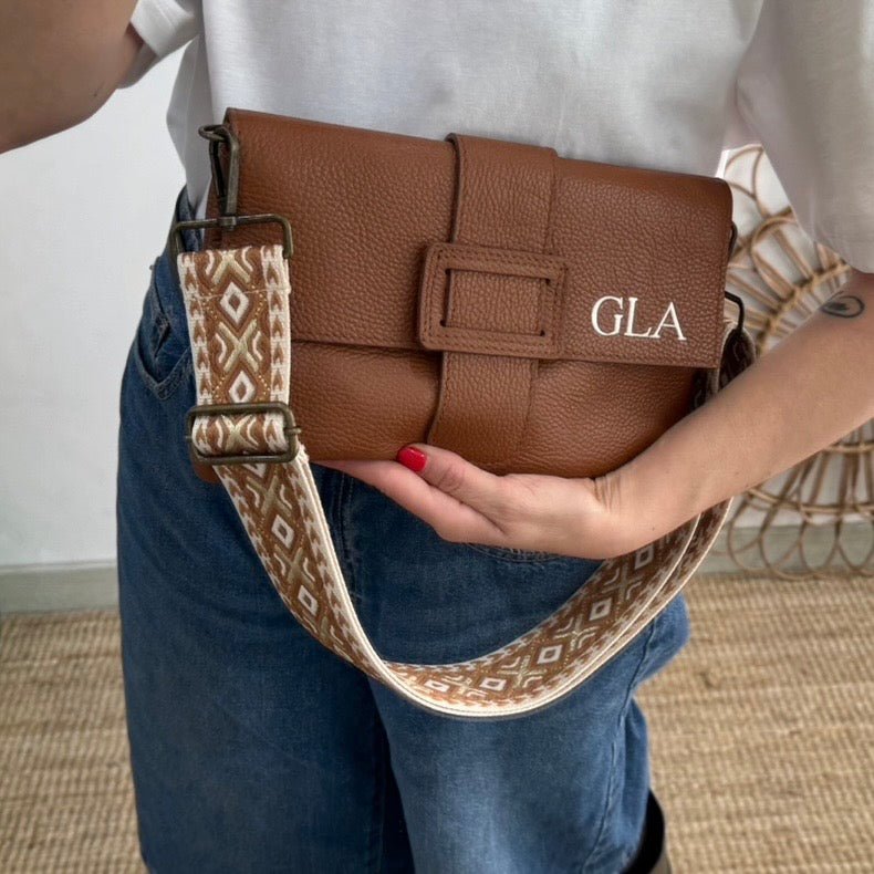 Bolso piel bandolera camel solapa personalizado iniciales bordadas - Bubbleshopbcn