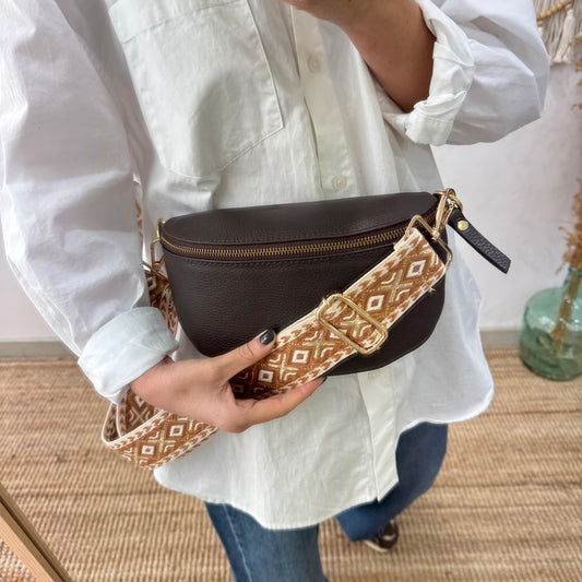 Riñonera/bandolera piel marrón herrajes dorados iniciales bordadas