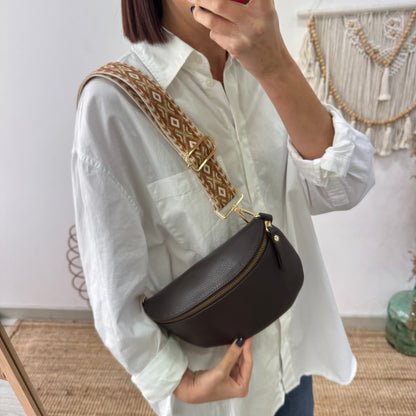 Riñonera/bandolera piel marrón herrajes dorados iniciales bordadas