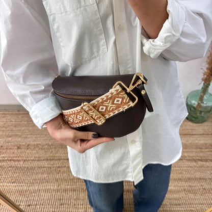 Riñonera/bandolera piel marrón herrajes dorados iniciales bordadas