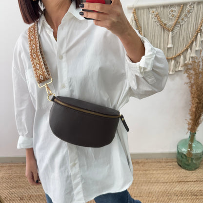 Riñonera/bandolera piel marrón herrajes dorados iniciales bordadas