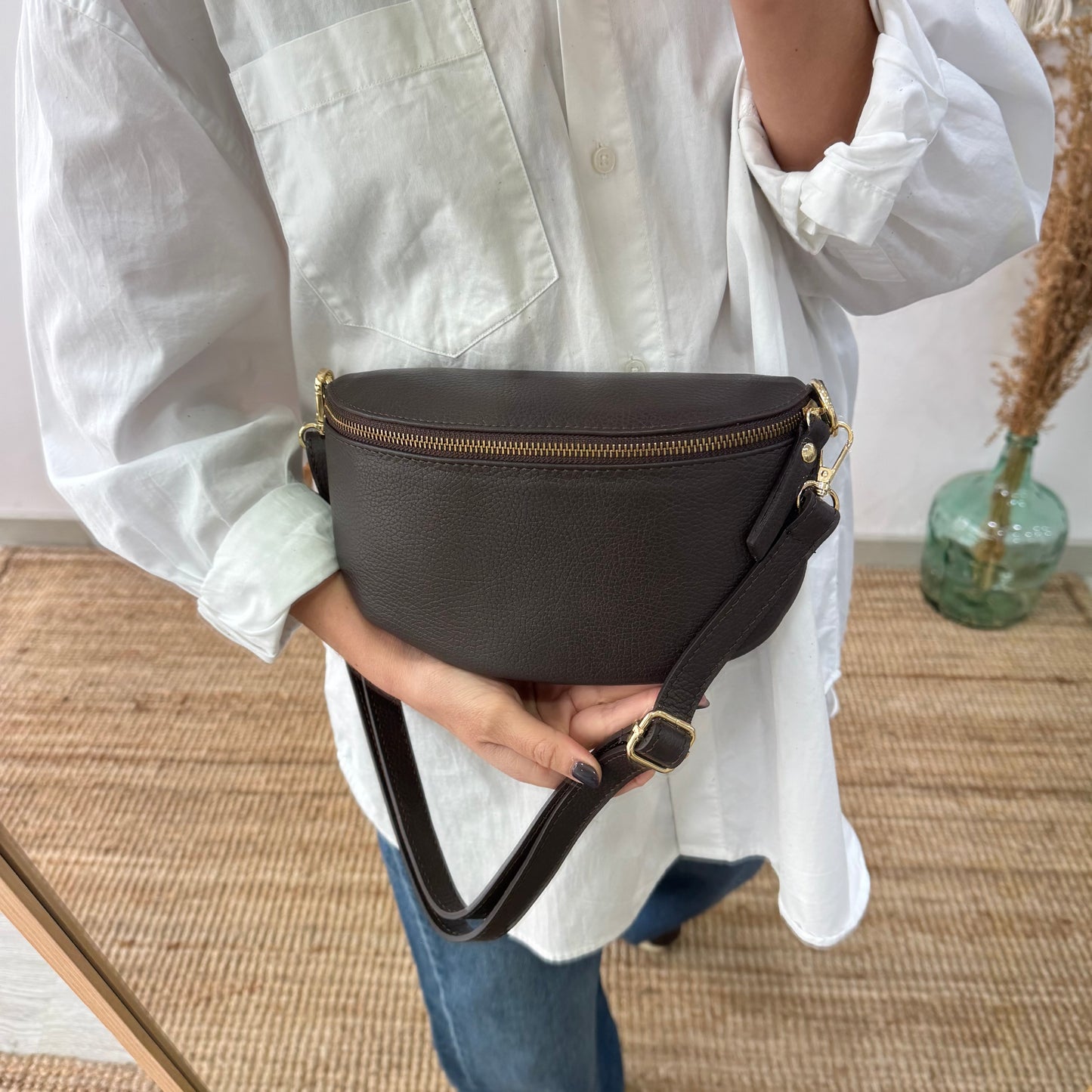 Riñonera/bandolera piel marrón herrajes dorados iniciales bordadas