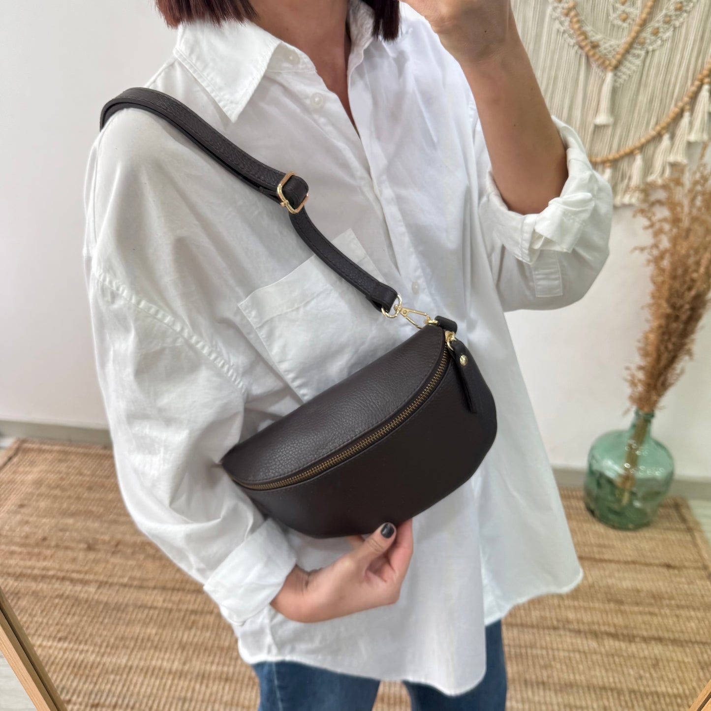 Riñonera/bandolera piel marrón herrajes dorados iniciales bordadas