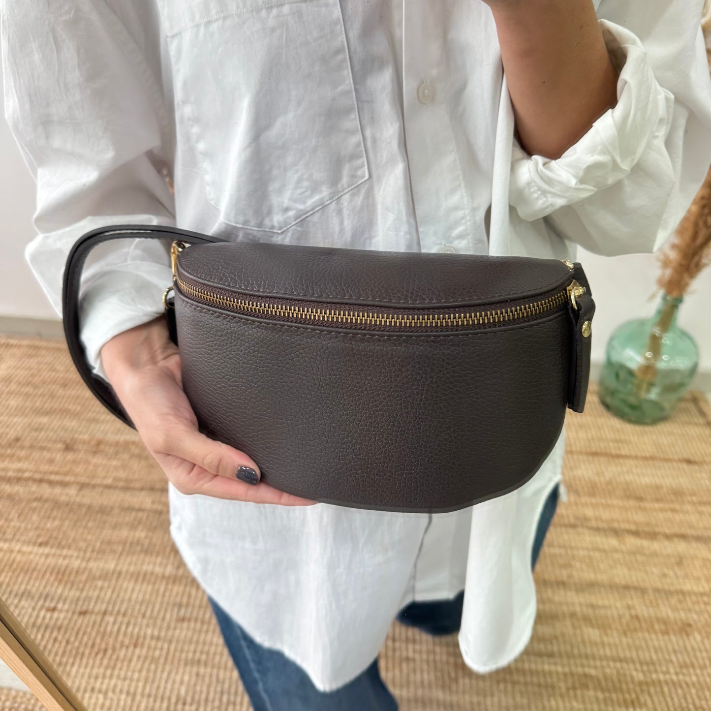 Riñonera/bandolera piel marrón herrajes dorados iniciales bordadas